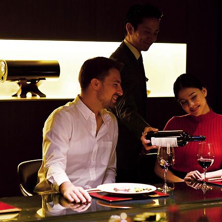 The Gate Hotel Tokyo By Hulic Zewnętrze zdjęcie A butler serving wine at a restaurant