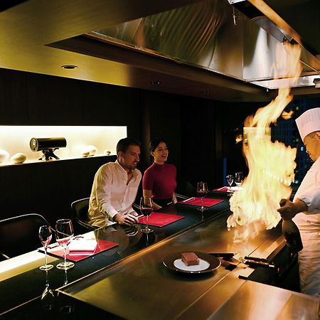 The Gate Hotel Tokyo By Hulic Zewnętrze zdjęcie A chef cooking with a flaming torch