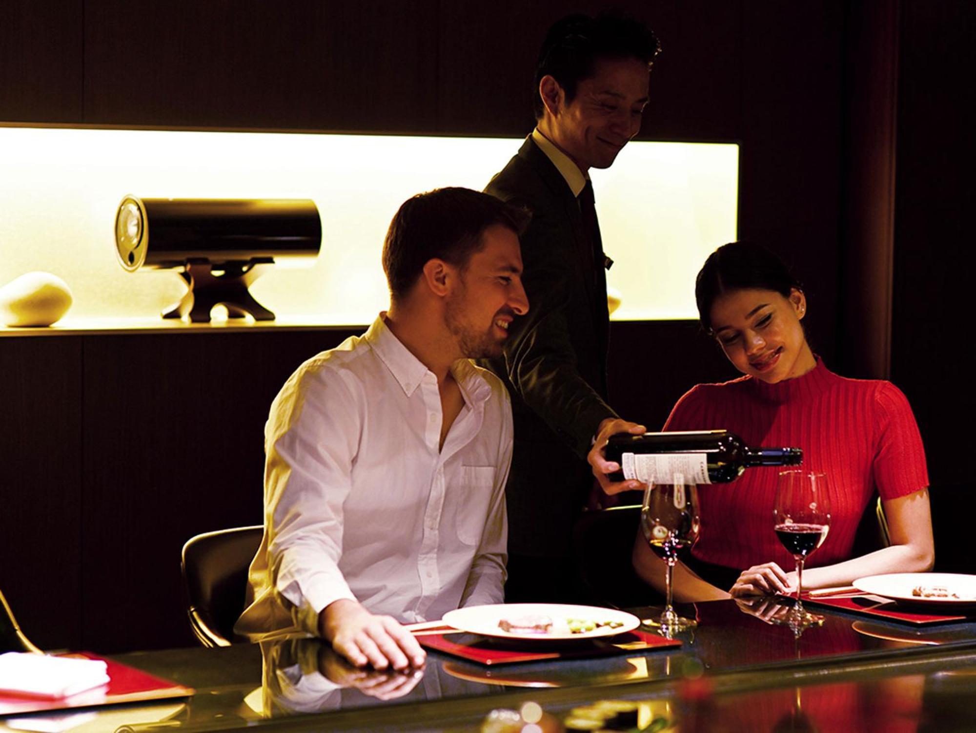 The Gate Hotel Tokyo By Hulic Zewnętrze zdjęcie A butler serving wine at a restaurant